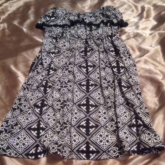 Faded Glory Dresses & Skirts - Faded Glory Black and White Off the Shoulder Pleated Sundress